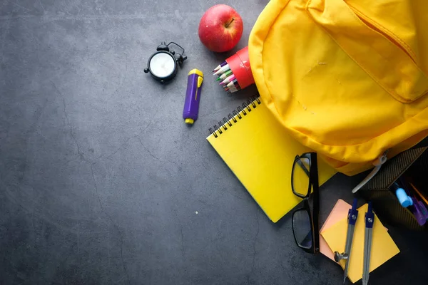 Назад до концепції школи з жовтим рюкзаком та шкільним приладдям . — стокове фото