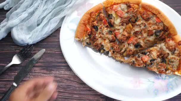 Férfi kéz vesz szelet sajt pizza egy tányérról — Stock videók