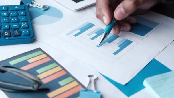 Analyse des Finanzdiagramms auf dem Tisch unter Verwendung des selbst erstellten Diagramms — Stockvideo