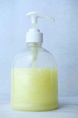 Masada el yıkama sabunu şişesi var, kapat. 