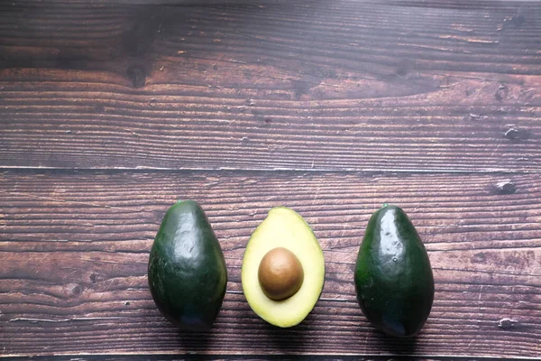 Primo piano di fetta di avocado su tavolo di legno — Foto Stock