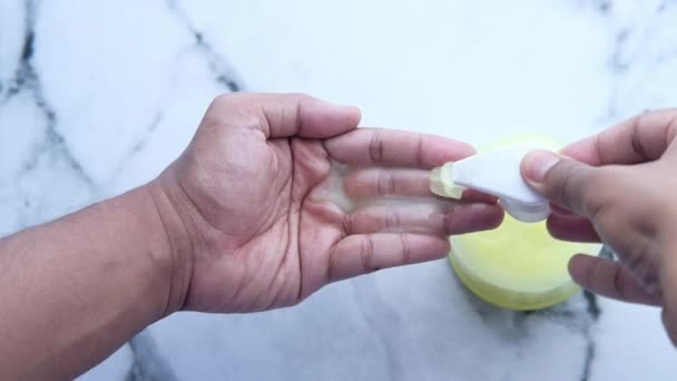 Jeune homme se laver la main avec une bouteille de savon — Video