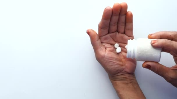Ältere Frauen nehmen Tabletten — Stockvideo