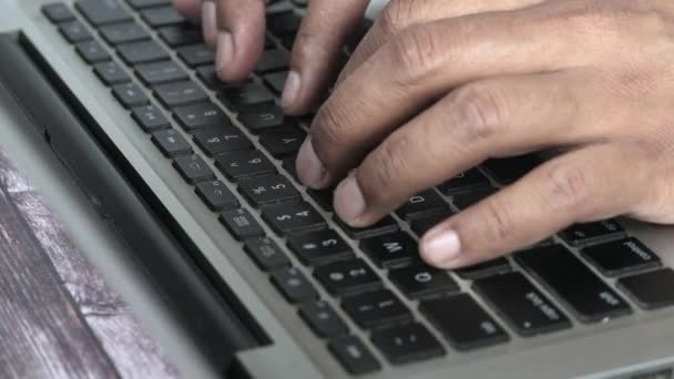 Fechar a mão pessoa digitando no laptop na mesa de escritório — Vídeo de Stock