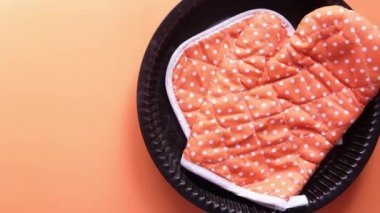 Mutfak eldivenleri turuncu arka planda..