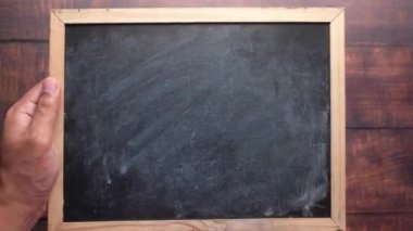 Tebeşirle yazı tahtası çizen bir adam. 