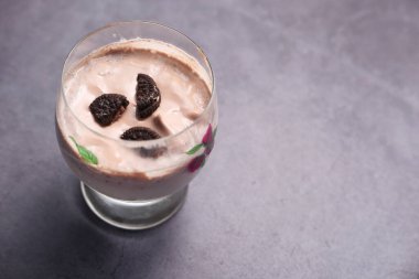 Siyah arka planda çikolatalı milkshake..