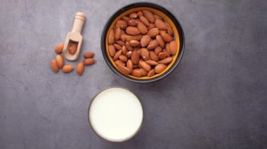 Masada badem ve süt var. 