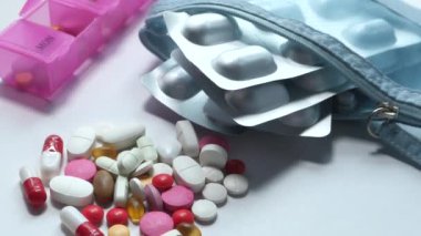 Renkli haplar, su toplaması ve beyaz arka planda hap kutusu. 