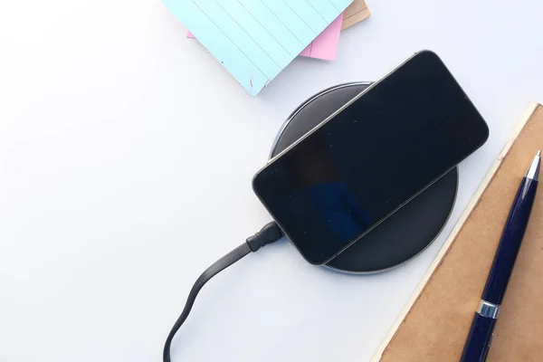 Ricarica Smartphone utilizzando Wireless Charging Pad, vista dall'alto — Foto Stock