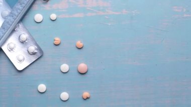  Mavi arka planda beyaz haplar ve su toplaması 