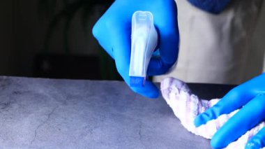 Coronavirus için ahşap masayı temizleme ve dezenfekte etme
