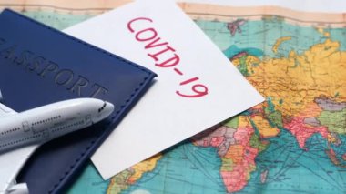 Not: COVID-19 Coronavirus, seyahat haritası ve mavi pasaport. 