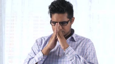 Bunalımlı adam kendini hasta hissediyor ve maddi sorunları için endişeli.