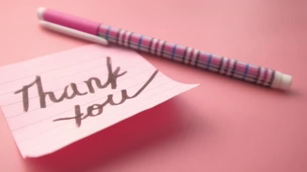 Mensaje de agradecimiento en nota adhesiva inteligente sobre fondo rosa  . — Vídeos de Stock