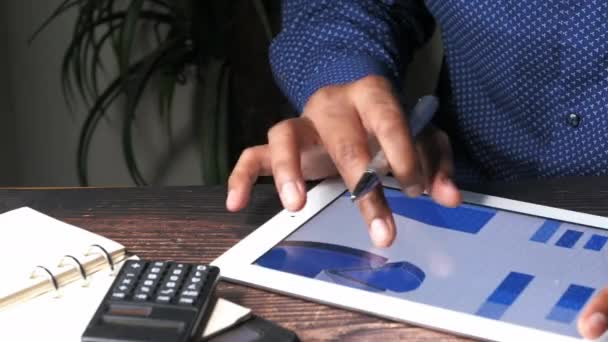 Analisando o gráfico financeiro em tablet digital à noite — Vídeo de Stock