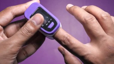  Oksijen doygunluğunu ölçmek için nabız oksimetresi olan insan parmağı