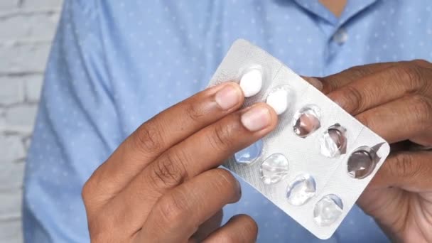 Close-up van man hand het nemen van pillen uit blisterverpakking — Stockvideo