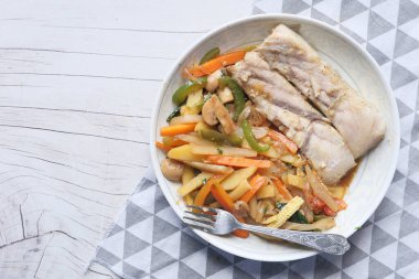 BBQ sebzeli ızgara balık filetosu..