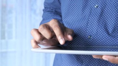 Dijital tablet üzerinde çalışan adamın elini kapat 