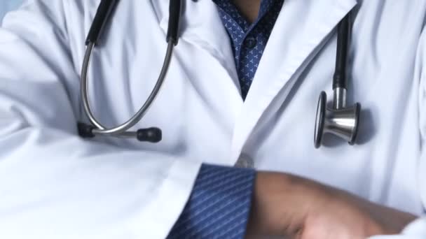 Lékař se stetoskopem v ruce s kopírovacím prostorem. — Stock video