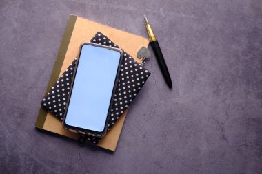 Not defterinde boş ekranı olan akıllı telefon 