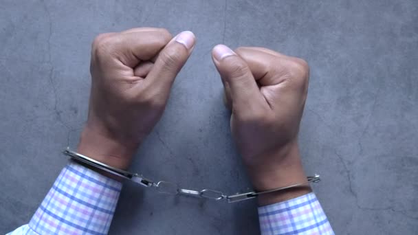 Руки чоловіка з наручниками крупним планом . — стокове відео