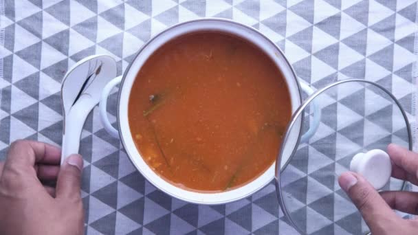 Comer sopa picante caliente tailandesa en un tazón en la mesa — Vídeo de stock