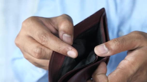 Férfi kéz kinyit egy üres pénztárcát másolási hellyel. — Stock videók