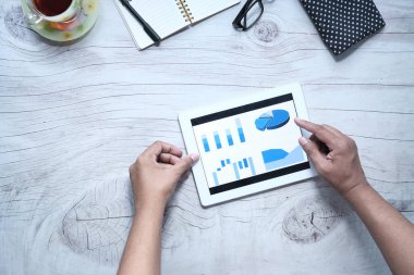 Dijital tablet üzerindeki finansal tablonun düz bileşimi 