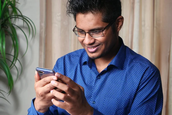 Zakenman hand met smartphone sms-bericht — Stockfoto