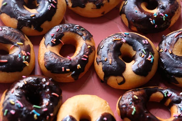 Großaufnahme von vielen Schokokrapfen auf dem Teller . — Stockfoto