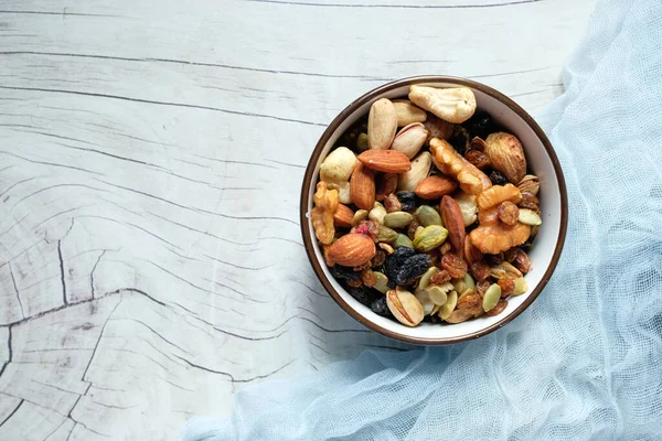 Beyaz masanın üstünde fındıklı kase.