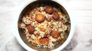Masadaki kasede kuzu biryani yemeği.