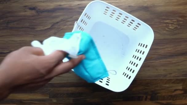 Eliminar uma máscara usada e luvas de mão no lixo . — Vídeo de Stock