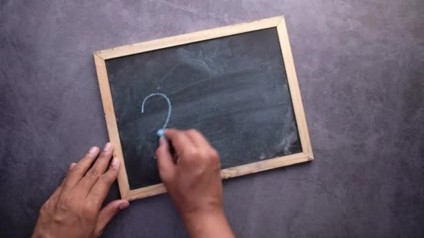 Chyba ve vzorci matematiky na tabuli, koncepce vzdělávání — Stock video