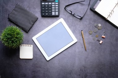 Siyah arkaplan üzerine dijital tablet ve ofis sabit düz bileşimi 