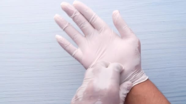 Рука врача с перчаткой на деревянном фоне. — стоковое видео