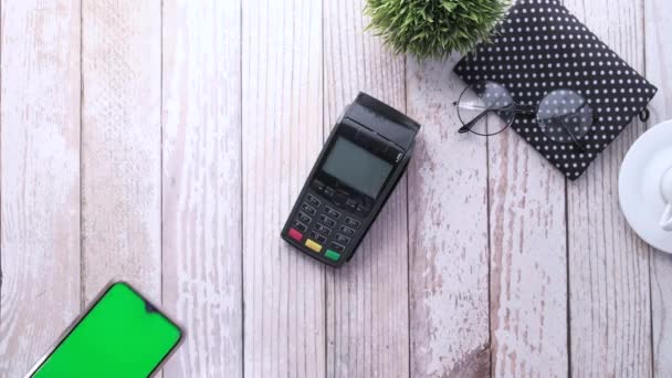 Betalningsterminal laddning från en smarttelefon, kontaktlös betalning — Stockvideo