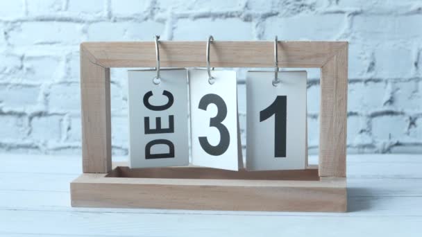 Houten kalender vastgesteld op 31 december. — Stockvideo