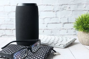 Beyaz arkaplanda kopyalama alanı olan akıllı hoparlör ve klavye 