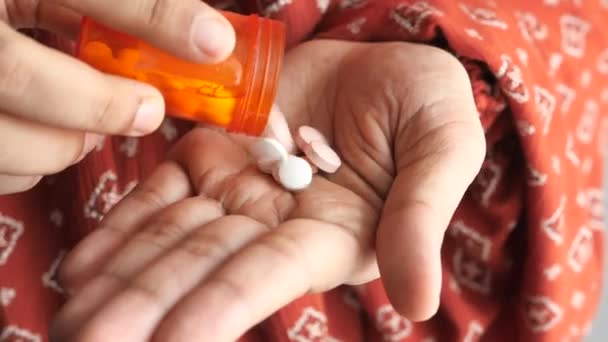 Zblízka bílé pilulky na dlani ruky — Stock video
