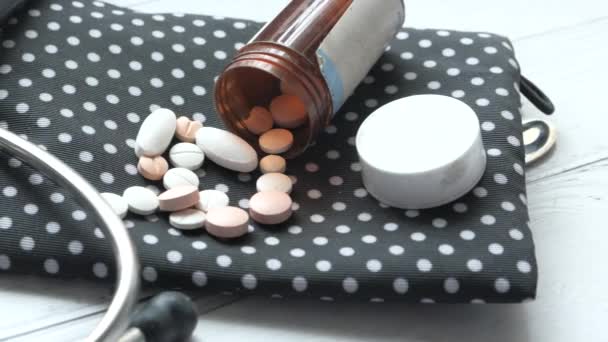 Close up de pílulas brancas derramando do recipiente — Vídeo de Stock