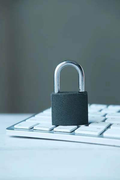 Bilgisayar klavyesinde asma kilitli internet güvenliği kavramı
