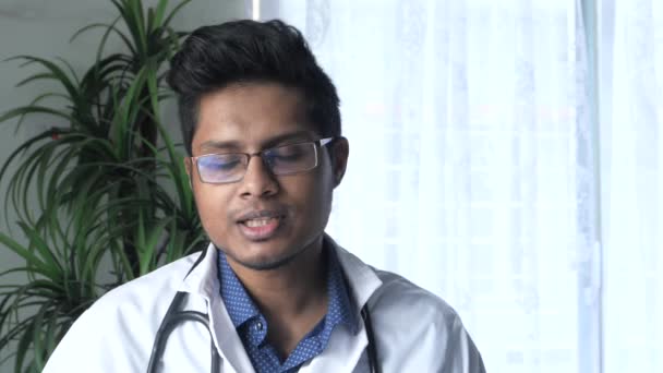 Jovem asiático médico falando para câmera no vídeo chat. — Vídeo de Stock