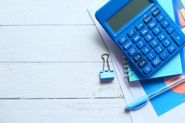 Hesap makinesinin üst görünümü, kopya alanı olan tahta tablolar 