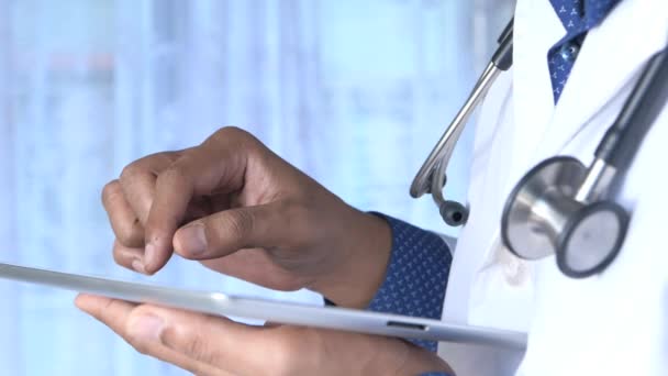 Primer plano de la mano del médico usando tableta digital  . — Vídeo de stock
