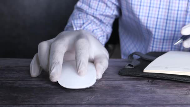 Mans hand i engångshandskar på en datormus — Stockvideo