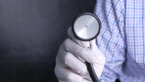 Närbild av läkare hand med hjälp av stetoskop. — Stockvideo