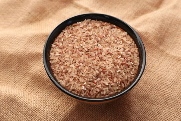 Rått brunt ris i skål uppifrån och ner, — Stockfoto